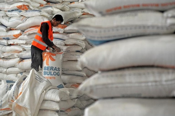 Stok beras SPHP Bulog disalurkan melalui Pemda untuk memastikan harga tetap stabil. (Dok. Bulog.co.id)