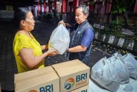 Banjir melanda Bali dan NTT. BRI bergerak cepat melalui program BRI Peduli menyalurkan bantuan tanggap bencana, pastikan masyarakat terdampak segera pulih. (Dok. BRI)