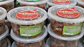 Berawal dari terdampak pandemi, Dwi Rinawati tak menyerah. Bersama keluarga, ia rintis Pecel Ndoweh yang kini sukses berkat pendampingan dan pendanaan dari BRI. (Dok. BRI)