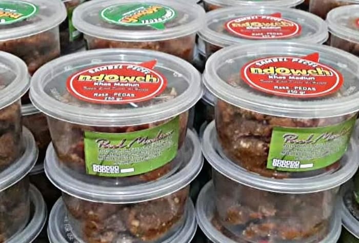 Berawal dari terdampak pandemi, Dwi Rinawati tak menyerah. Bersama keluarga, ia rintis Pecel Ndoweh yang kini sukses berkat pendampingan dan pendanaan dari BRI. (Dok. BRI)