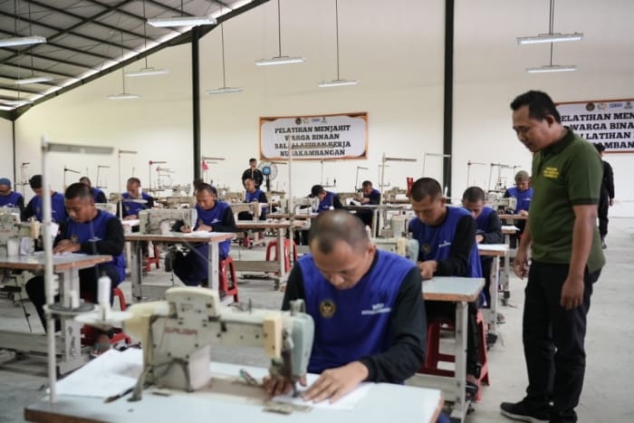 Melalui kolaborasi dengan Kemenimipas, BRI hadir dengan program BLK dan penanaman pohon kelapa untuk memberdayakan masyarakat. (Dok. BRI)