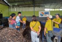 Mengubah sampah menjadi emas! Lewat program BRI Peduli ‘Yok Kita Gas’, BRI latih pengurus TPS3R di Bali ubah sampah organik jadi pupuk kompos. (Dok. BRI)