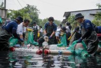 Menjaga sungai berarti menjaga masa depan! BRI Peduli dan Sungai Watch bersihkan Tukad Badung, Bali. Aksi nyata peduli lingkungan. (Dok. BRI)