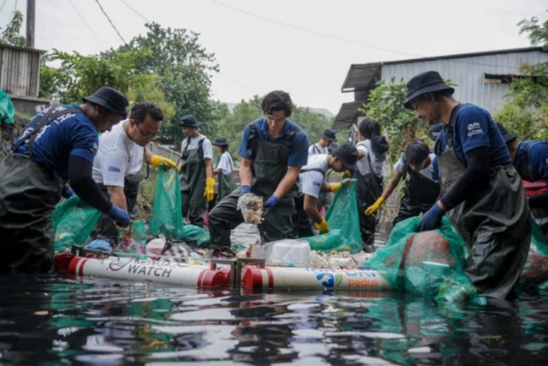 Menjaga sungai berarti menjaga masa depan! BRI Peduli dan Sungai Watch bersihkan Tukad Badung, Bali. Aksi nyata peduli lingkungan. (Dok. BRI)